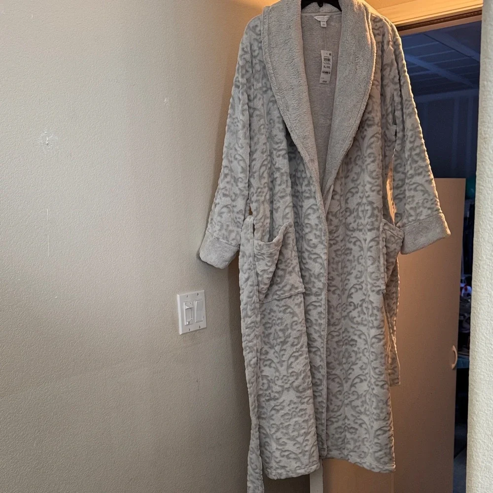 Charter Club Robe. - Picture 2 of 13